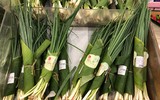 Siêu thị ở Hà Nội gói thực phẩm bằng lá chuối thay túi nilon