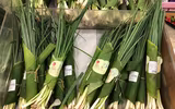 Siêu thị ở Hà Nội gói thực phẩm bằng lá chuối thay túi nilon