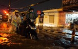 Hình ảnh lực lượng Công an nhân dân trong bão lũ