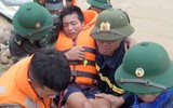 Hình ảnh lực lượng Công an nhân dân trong bão lũ