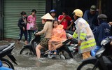 Hình ảnh lực lượng Công an nhân dân trong bão lũ