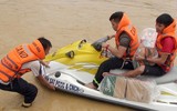 Hình ảnh lực lượng Công an nhân dân trong bão lũ