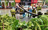 Hình ảnh lực lượng Công an nhân dân trong bão lũ