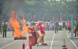 Gia đình phối hợp trình diễn kỹ năng phòng cháy, chữa cháy
