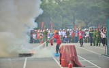 Gia đình phối hợp trình diễn kỹ năng phòng cháy, chữa cháy
