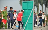 Gia đình phối hợp trình diễn kỹ năng phòng cháy, chữa cháy