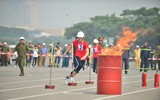 Gia đình phối hợp trình diễn kỹ năng phòng cháy, chữa cháy