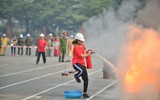 Gia đình phối hợp trình diễn kỹ năng phòng cháy, chữa cháy