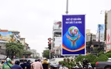 Hà Nội rợp sắc đỏ mừng ngày thống nhất đất nước