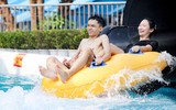 Tránh nóng ở công viên nước Hồ Tây