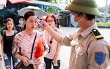 Tránh nóng ở công viên nước Hồ Tây