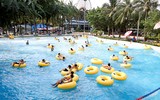 Tránh nóng ở công viên nước Hồ Tây