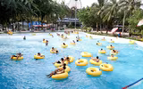 Tránh nóng ở công viên nước Hồ Tây
