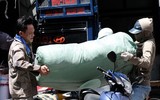 Người lao động nhọc nhằn mưu sinh giữa nắng nóng