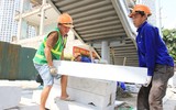 Người lao động nhọc nhằn mưu sinh giữa nắng nóng