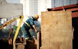Người lao động nhọc nhằn mưu sinh giữa nắng nóng