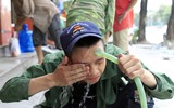 Người lao động nhọc nhằn mưu sinh giữa nắng nóng