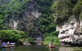 Xuôi dòng Sào Khê khám phá hang động Tràng An