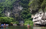 Xuôi dòng Sào Khê khám phá hang động Tràng An