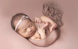 Khoảnh khắc đáng yêu của gia đình Ưng Hoàng Phúc bên con gái cưng tròn 1 tháng tuổi