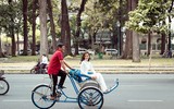 Hoa hậu Khánh Vân duyên dáng trong tà áo dài dạo phố ngày cận Tết