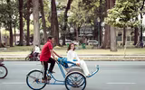 Hoa hậu Khánh Vân duyên dáng trong tà áo dài dạo phố ngày cận Tết