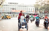Hoa hậu Khánh Vân duyên dáng trong tà áo dài dạo phố ngày cận Tết