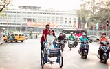 Hoa hậu Khánh Vân duyên dáng trong tà áo dài dạo phố ngày cận Tết