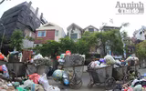 Hà Nội: Nắng nóng, rác thải sinh hoạt đổ đống bốc mùi trên đường Vũ Tông Phan 