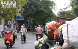 Hà Nội: Nắng nóng, rác thải sinh hoạt đổ đống bốc mùi trên đường Vũ Tông Phan 