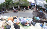 Hà Nội: Nắng nóng, rác thải sinh hoạt đổ đống bốc mùi trên đường Vũ Tông Phan 