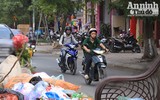 Hà Nội: Nắng nóng, rác thải sinh hoạt đổ đống bốc mùi trên đường Vũ Tông Phan 