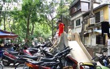 Cận cảnh các sân chơi trẻ em bị người lớn 