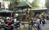 Cận cảnh các sân chơi trẻ em bị người lớn 