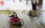 Cận cảnh lực lượng Công an lội nước, đẩy thuyền cứu trợ bà con vùng lũ