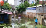 Cận cảnh lực lượng Công an lội nước, đẩy thuyền cứu trợ bà con vùng lũ