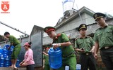 Cận cảnh lực lượng Công an lội nước, đẩy thuyền cứu trợ bà con vùng lũ