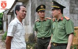 Cận cảnh lực lượng Công an lội nước, đẩy thuyền cứu trợ bà con vùng lũ