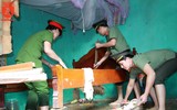 Cận cảnh lực lượng Công an lội nước, đẩy thuyền cứu trợ bà con vùng lũ