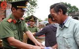 Cận cảnh lực lượng Công an lội nước, đẩy thuyền cứu trợ bà con vùng lũ