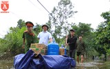 Cận cảnh lực lượng Công an lội nước, đẩy thuyền cứu trợ bà con vùng lũ