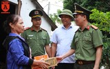 Cận cảnh lực lượng Công an lội nước, đẩy thuyền cứu trợ bà con vùng lũ