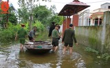 Cận cảnh lực lượng Công an lội nước, đẩy thuyền cứu trợ bà con vùng lũ