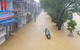 Mưa lũ, người dân Huế bơi thuyền giữa đường