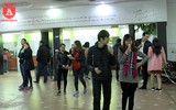 Giới trẻ Hà Nội thích thú thưởng thức kem giữa mùa đông