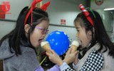 Giới trẻ Hà Nội thích thú thưởng thức kem giữa mùa đông