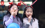 Giới trẻ Hà Nội thích thú thưởng thức kem giữa mùa đông