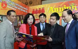 Ấn phẩm Báo An ninh Thủ đô thu hút độc giả tại Hội báo Xuân Mậu Tuất 2018