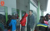 Công nhân chen chân xếp hàng chờ đợi rút tiền về quê ăn Tết