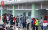 Công nhân chen chân xếp hàng chờ đợi rút tiền về quê ăn Tết